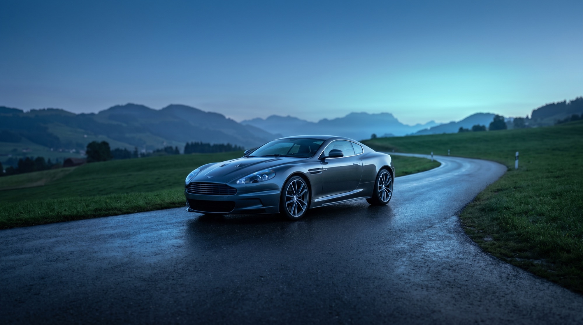 Premium-Sportwagen auf einer Strasse bei Bern in der blauen Stunde